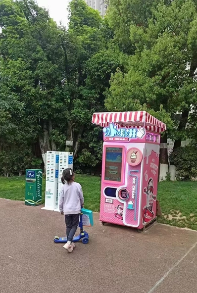 Eiscreme-Automat in einem großen Einkaufs zentrum